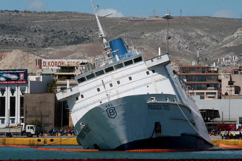 Μισοβυθισμένο στο λιμάνι του Πειραιά το «Παναγία Τήνου» -Τι θα γίνει τώρα | iefimerida.gr 2