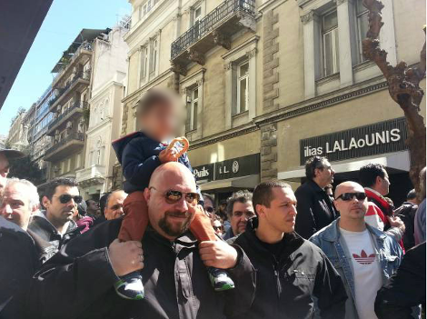 Χαμογελαστοί Παναγιώταρος και Κασιδιάρης θαύμαζαν τα τεθωρακισμένα στην παρέλαση [εικόνα] | iefimerida.gr 0