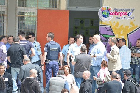 Επεισόδια μεταξύ Παναγιώταρου και Χρυσαυγιτών με μέλη του ΣΥΡΙΖΑ και της ΑΝΤΑΡΣΥΑ | iefimerida.gr 1