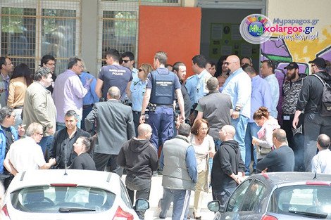 Επεισόδια μεταξύ Παναγιώταρου και Χρυσαυγιτών με μέλη του ΣΥΡΙΖΑ και της ΑΝΤΑΡΣΥΑ | iefimerida.gr 0