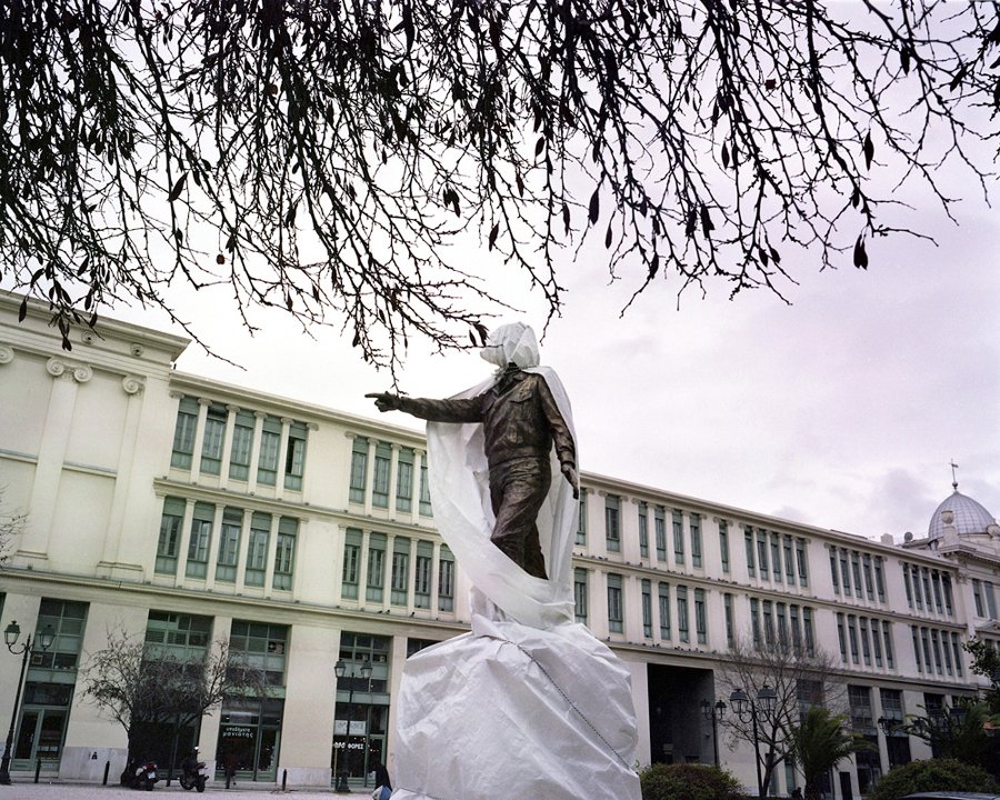 To Νew Yorker φωτογραφίζει υπουργεία, κόμματα, οργανισμούς στην Ελλάδα – Ενυδρεία, σκαλιστοί καναπέδες και ο Τσε Γκεβάρα [εικόνες] | iefimerida.gr 0