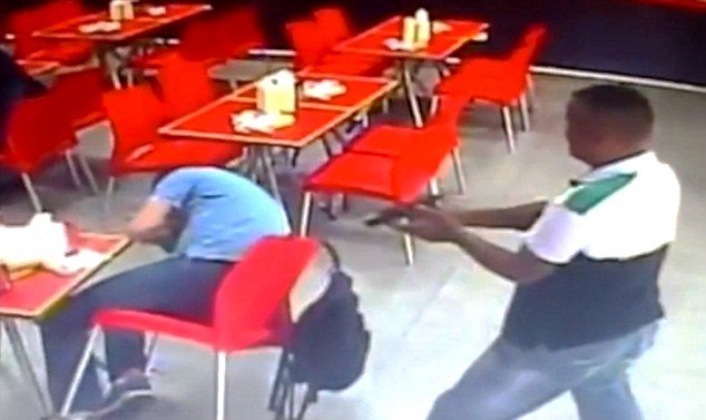 Σοκαριστικό βίντεο: Εκτελεί εξ επαφής ανυποψίαστο θύμα μέσα σε εστιατόριο [προσοχή: σκληρές εικόνες] | iefimerida.gr 1