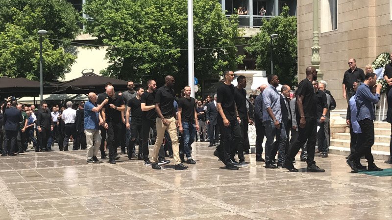 Η ομάδα μπάσκετ του Παναθηναϊκού αποχαιρετά τον Παύλο Γιαννακόπουλο- Συγκίνηση στην Μητρόπολη [εικόνες & βίντεο] | iefimerida.gr 1