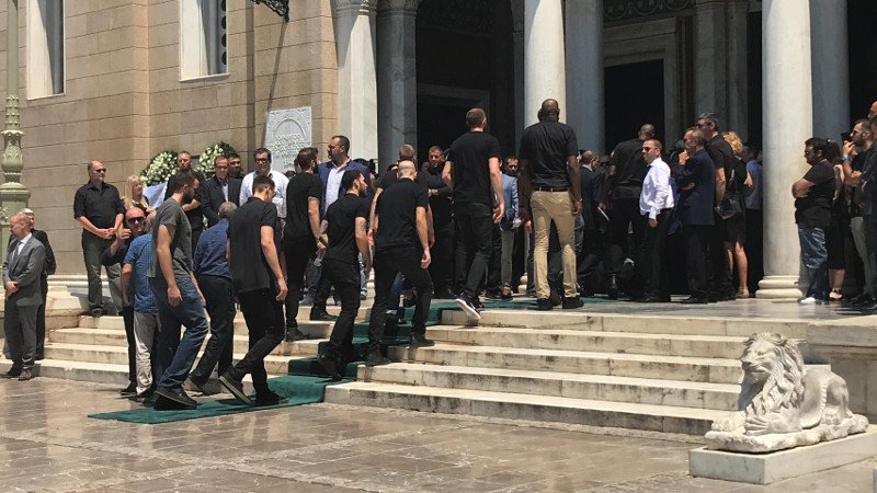 Η ομάδα μπάσκετ του Παναθηναϊκού αποχαιρετά τον Παύλο Γιαννακόπουλο- Συγκίνηση στην Μητρόπολη [εικόνες & βίντεο] | iefimerida.gr 2