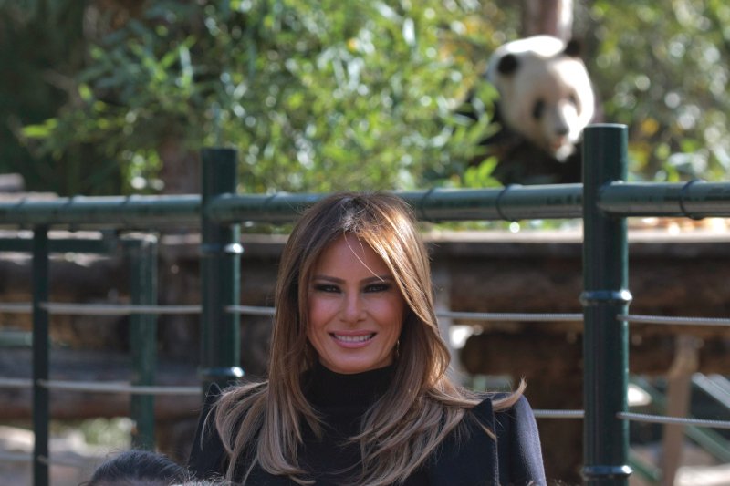 Αρκούδα Πάντα κάνει photobombing σε φωτογραφίες της Μελάνια Τραμπ - Εγινε viral [εικόνες] | iefimerida.gr 1
