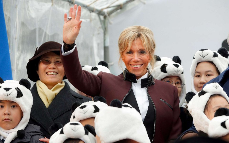 Το κατακόκκινο παλτό της Μπριζίτ Μακρόν στην Κίνα -Γιατί τη λατρεύουν οι Κινέζοι [εικόνες] | iefimerida.gr 5