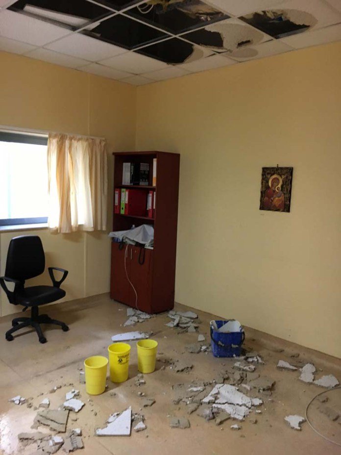 Τι απαντά το Πανεπιστημιακό Νοσοκομείο Λάρισας για τις εικόνες διάλυσης μετά την πτώση οροφής [εικόνες] | iefimerida.gr 1
