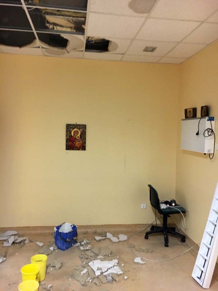 Τι απαντά το Πανεπιστημιακό Νοσοκομείο Λάρισας για τις εικόνες διάλυσης μετά την πτώση οροφής [εικόνες] | iefimerida.gr 0