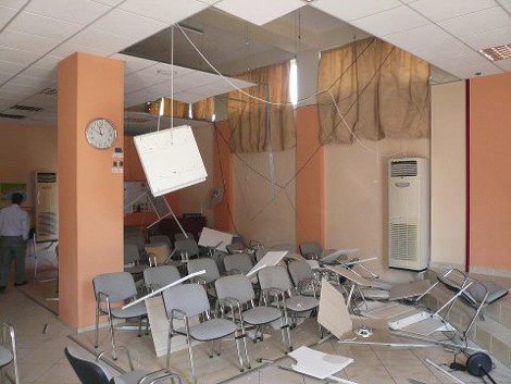 «Ντου» κουκουλοφόρων στο πανεπιστήμιο Μακεδονία -Τα έκαναν γυαλιά-καρφιά, δύο τραυματίες [εικόνες] | iefimerida.gr 3