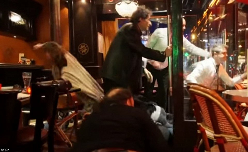 Ο απόλυτος πανικός στο Παρίσι -Ποδοπατιούνται μέσα σε εστιατόριο γιατί νομίζουν ότι τους πυροβολούν [βίντεο & εικόνες] | iefimerida.gr 1