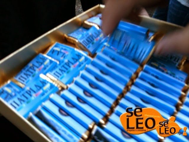 Ο Ψωμιάδης μοίραζε σοκολατάκια «ΠΑΤΡΙΔΑ» μπροστά από την κάλπη [εικόνες] | iefimerida.gr 0