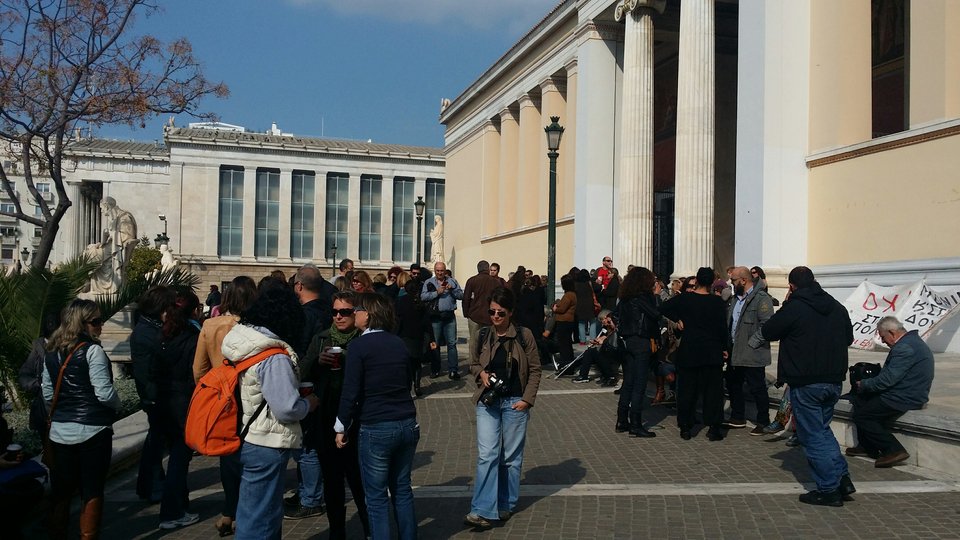 Μπλόκο στο κέντρο της Αθήνας από τους διοικητικούς υπαλλήλους των πανεπιστημίων [εικόνες] | iefimerida.gr 1