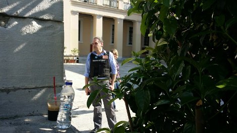 Ενταση στο Πανεπιστήμιο της Αθήνας: Φοιτητές και εργαζόμενοι αντιδρούν στην παρουσία των σεκιουριτάδων [εικόνες] | iefimerida.gr 0