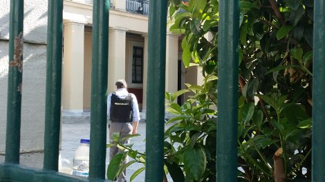 Ενταση στο Πανεπιστήμιο της Αθήνας: Φοιτητές και εργαζόμενοι αντιδρούν στην παρουσία των σεκιουριτάδων [εικόνες] | iefimerida.gr 1