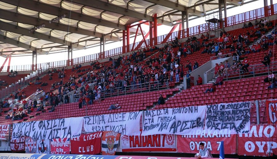Οργή κατά του Σταύρου Κοντονή στο «Καραϊσκάκη» - Τέσσερα πανό από τους οπαδούς του Ολυμπιακού [εικόνες] | iefimerida.gr 1