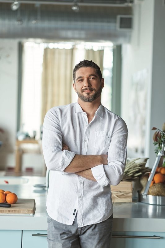 Ο σέξι κριτής του MasterChef είναι μόνος και αποκαλύπτει το γιατί [βίντεο] | iefimerida.gr 1