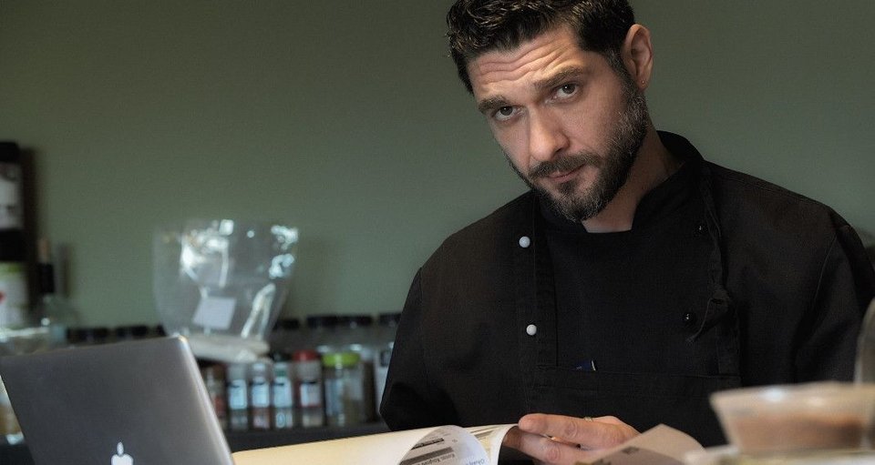 Ο σέξι κριτής του MasterChef είναι μόνος και αποκαλύπτει το γιατί [βίντεο] | iefimerida.gr 3