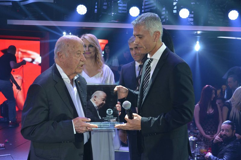 Ο Κουρουμπλής στα μπουζούκια: Βράβευσε αστυνομικούς, παρών και ο Πανούσης [εικόνες] | iefimerida.gr 1