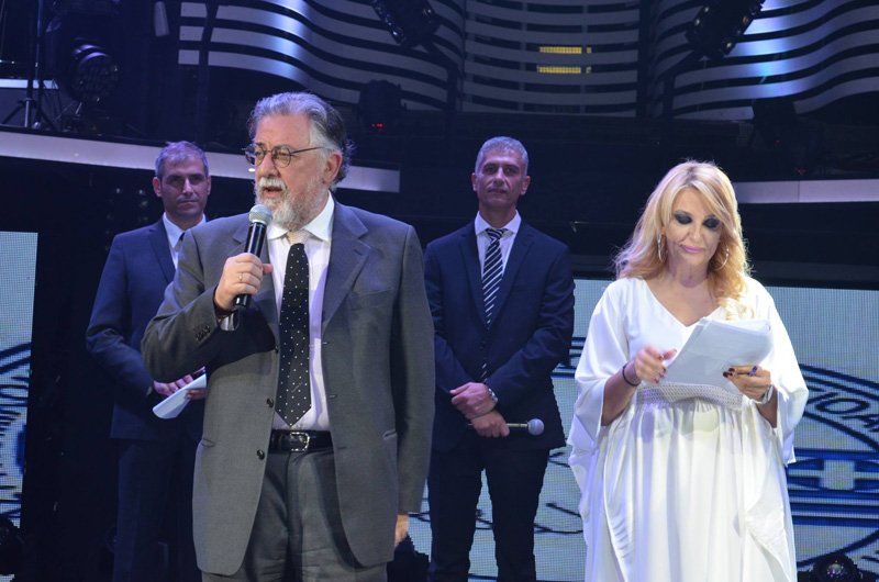 Ο Κουρουμπλής στα μπουζούκια: Βράβευσε αστυνομικούς, παρών και ο Πανούσης [εικόνες] | iefimerida.gr 2