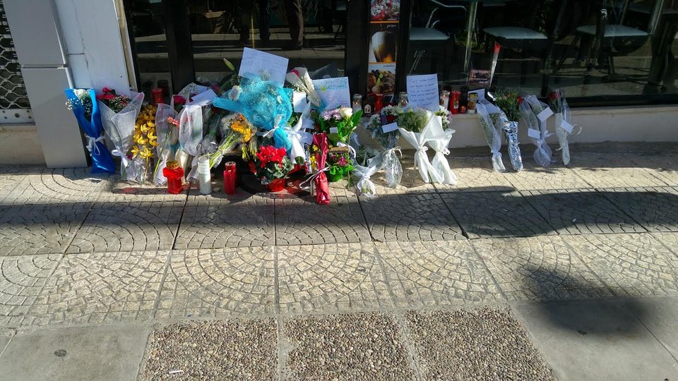 Στη γειτονιά του Παντελίδη -Λουλούδια και σπαρακτικά μηνύματα από συγκλονισμένους φίλους... [εικόνες] | iefimerida.gr 6