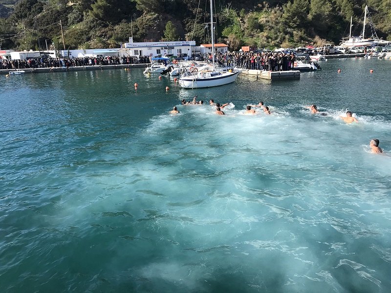 Πολλοί οι θαρραλέοι που έπεσαν στο νερό