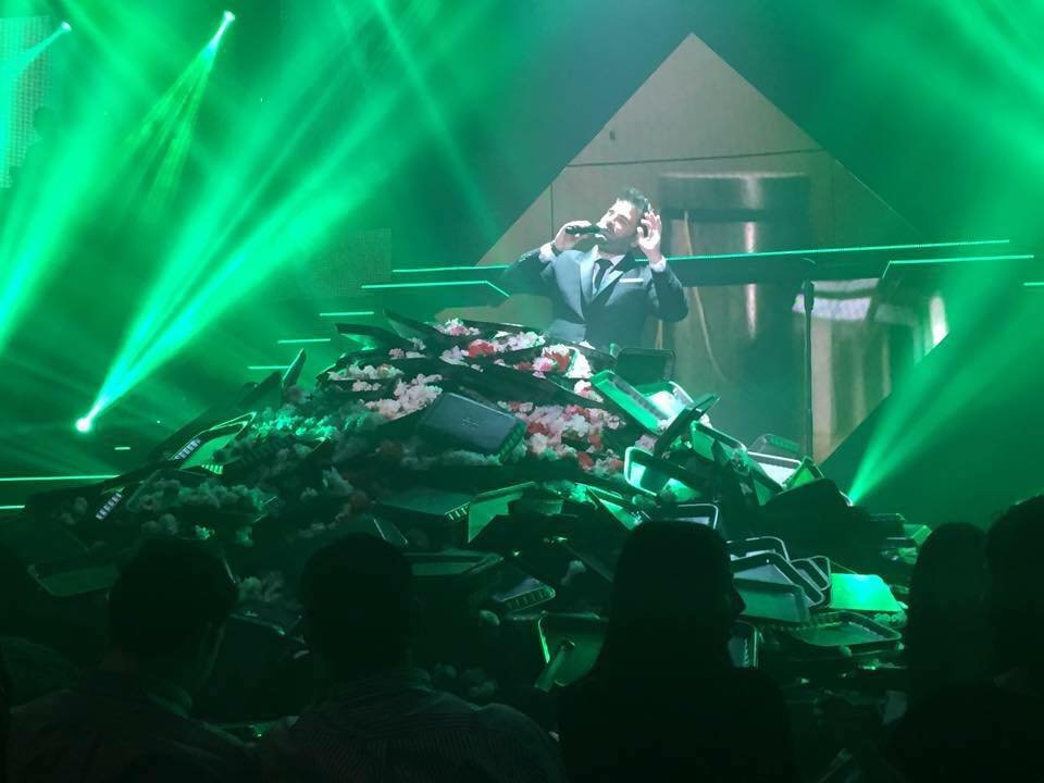 Η «απάντηση» του Παντελίδη για τον ανελέητο λουλουδοπόλεμο στα πόδια του [εικόνες] | iefimerida.gr 0