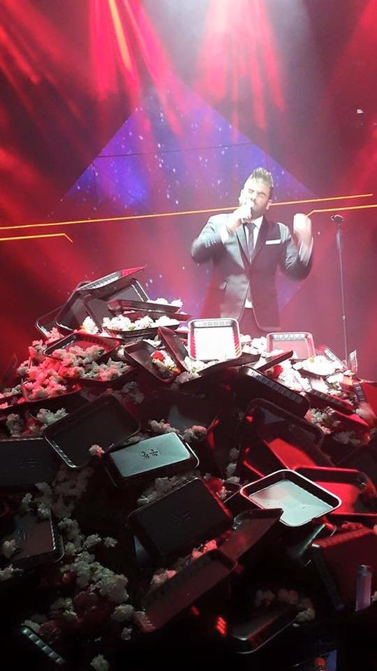 Η «απάντηση» του Παντελίδη για τον ανελέητο λουλουδοπόλεμο στα πόδια του [εικόνες] | iefimerida.gr 1