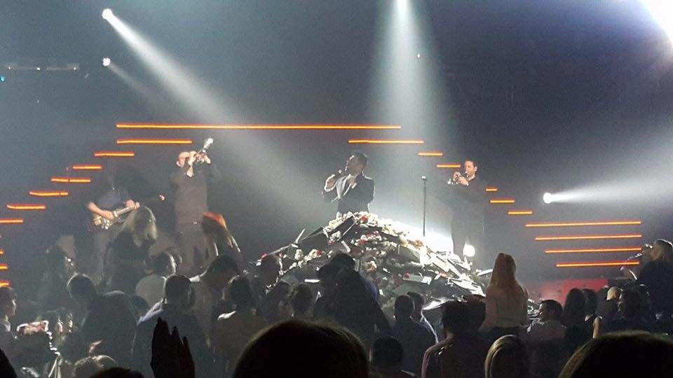 Η «απάντηση» του Παντελίδη για τον ανελέητο λουλουδοπόλεμο στα πόδια του [εικόνες] | iefimerida.gr 2