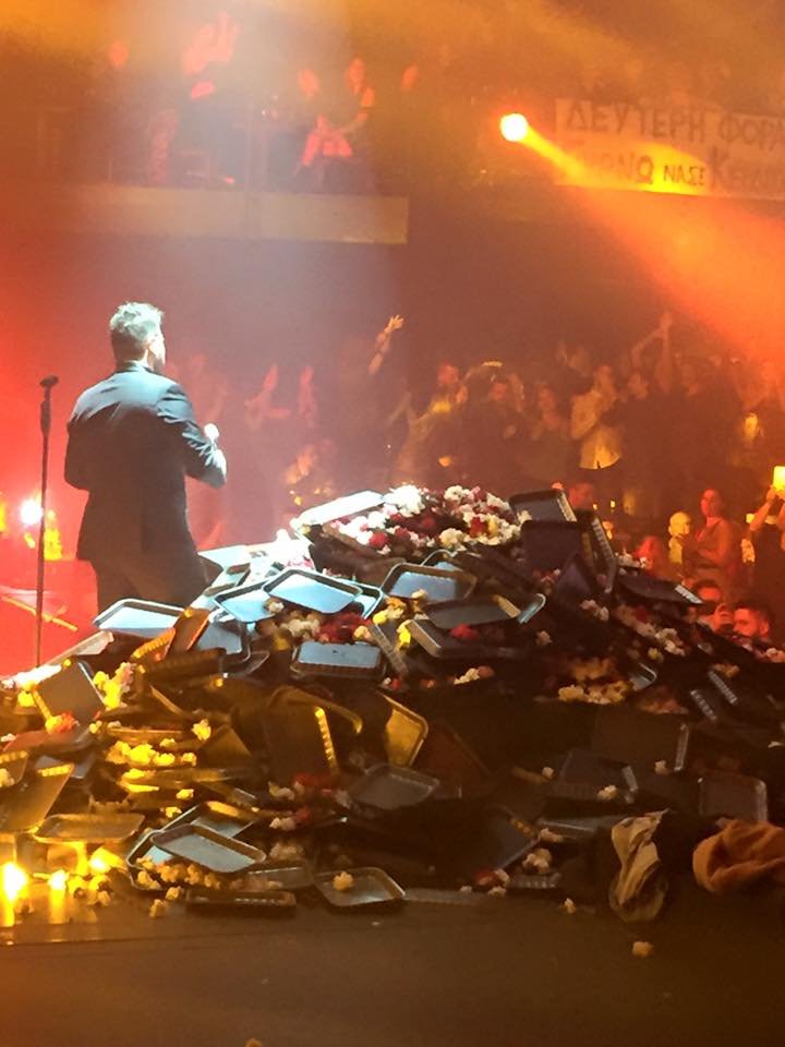 Η «απάντηση» του Παντελίδη για τον ανελέητο λουλουδοπόλεμο στα πόδια του [εικόνες] | iefimerida.gr 3