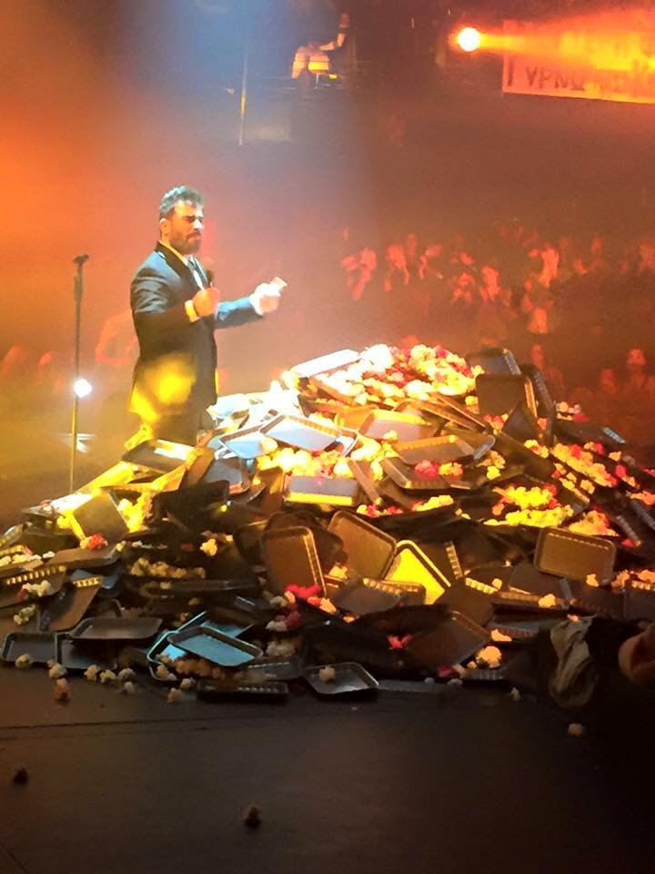 Η «απάντηση» του Παντελίδη για τον ανελέητο λουλουδοπόλεμο στα πόδια του [εικόνες] | iefimerida.gr 4