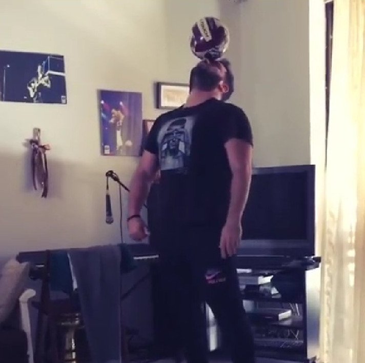 Ο Παντελής Παντελίδης μαγεύει με την μπάλα στα πόδια – Κολπάκια που θυμίζουν... Μέσι [εικόνες & βίντεο] | iefimerida.gr 0