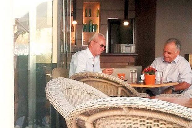 Γιάννης Λούλης και Γιάννης Δραγασάκης πίνουν καφέ στο Ζάππειο -Δύο διαφορετικοί κόσμοι συναντώνται | iefimerida.gr 0