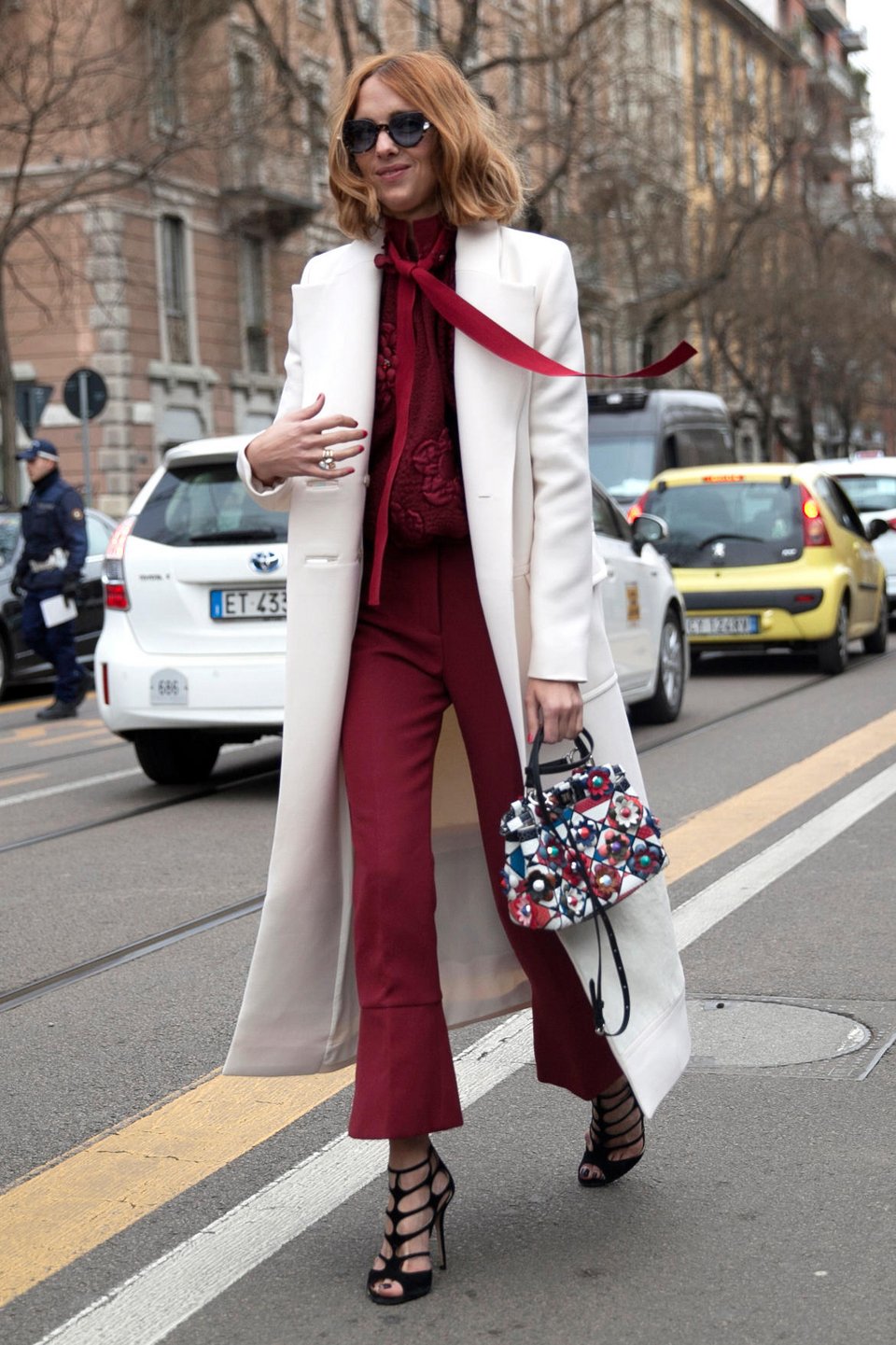 Τέλος τα skinny και τα σκισμένα- Ψηλόμεσες 70's παντελόνες, η νέα «καυτή» τάση [εικόνες] | iefimerida.gr 4