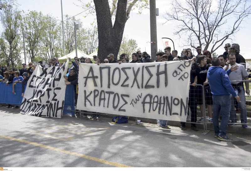 Οπαδοί του ΠΑΟΚ στον τερματισμό του μαραθωνίου «Μ. Αλέξανδρος» -Συνθήματα για απόσχιση, γιούχαραν δρομέα με διακριτικά της ΑΕΚ [εικόνες & βίντεο] | iefimerida.gr 1