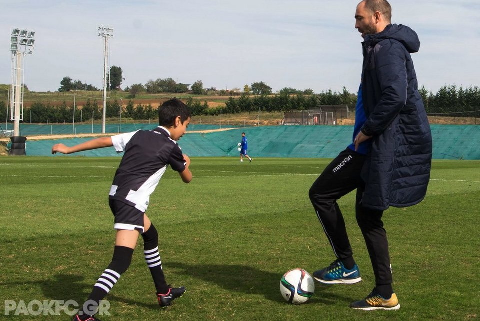 Ο ΠΑΟΚ άνοιξε τις πόρτες του στα μικρά προσφυγόπουλα [εικόνες] | iefimerida.gr 9