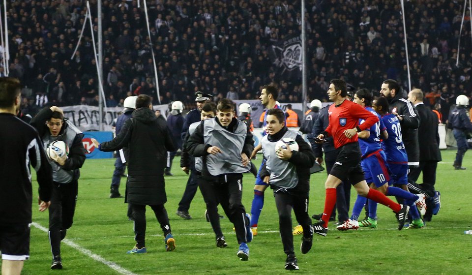 Τοπίο «πολέμου» στην Τούμπα - Τα επεισόδια στο ντέρμπι μέσα από εικόνες | iefimerida.gr 10