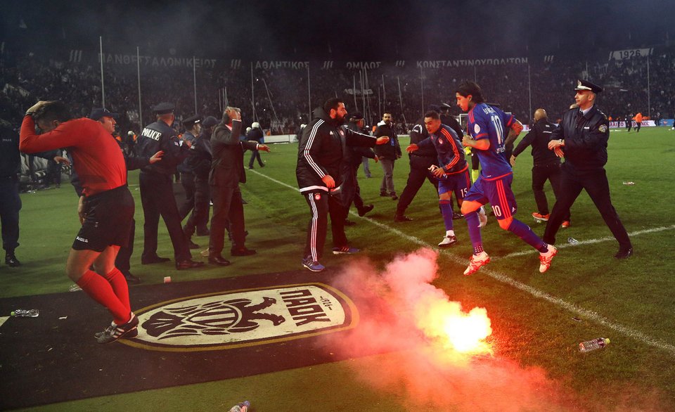 Τοπίο «πολέμου» στην Τούμπα - Τα επεισόδια στο ντέρμπι μέσα από εικόνες | iefimerida.gr 11