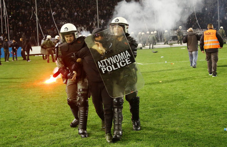 Τοπίο «πολέμου» στην Τούμπα - Τα επεισόδια στο ντέρμπι μέσα από εικόνες | iefimerida.gr 12