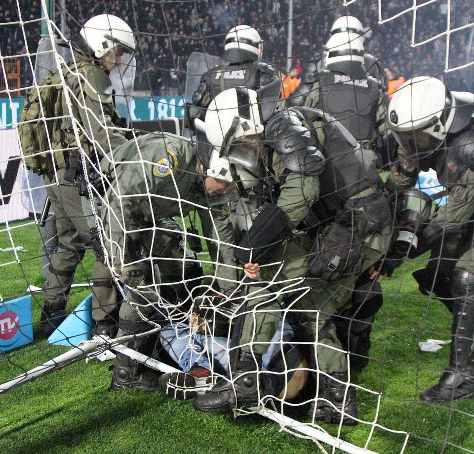 Τοπίο «πολέμου» στην Τούμπα - Τα επεισόδια στο ντέρμπι μέσα από εικόνες | iefimerida.gr 15