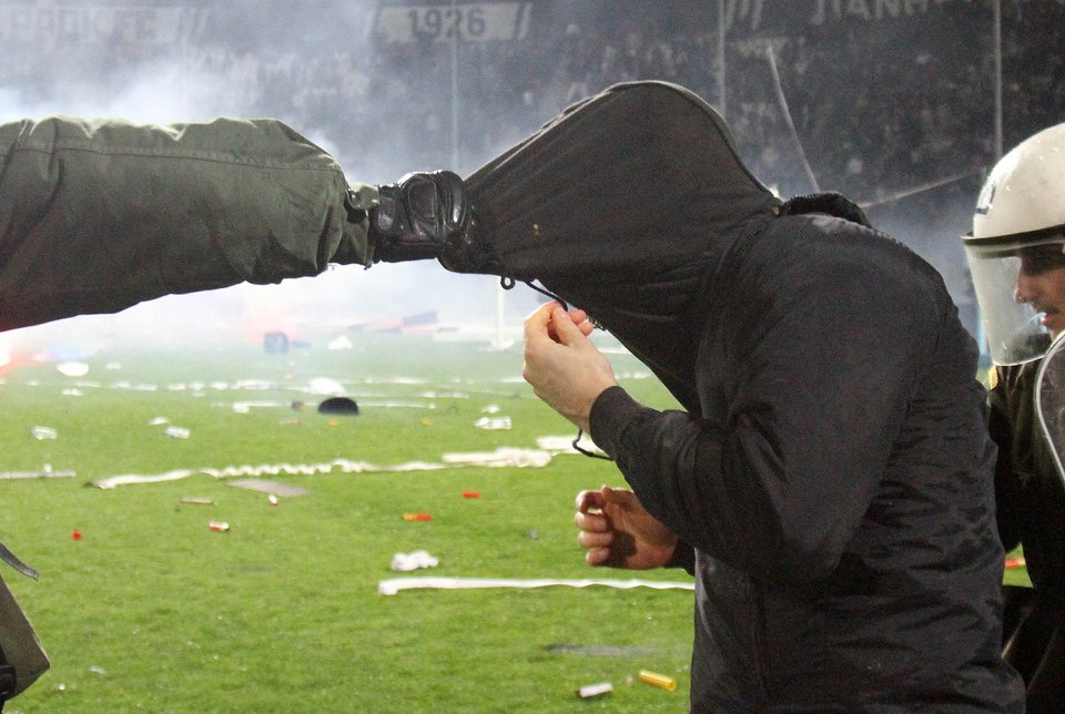 Τοπίο «πολέμου» στην Τούμπα - Τα επεισόδια στο ντέρμπι μέσα από εικόνες | iefimerida.gr 16