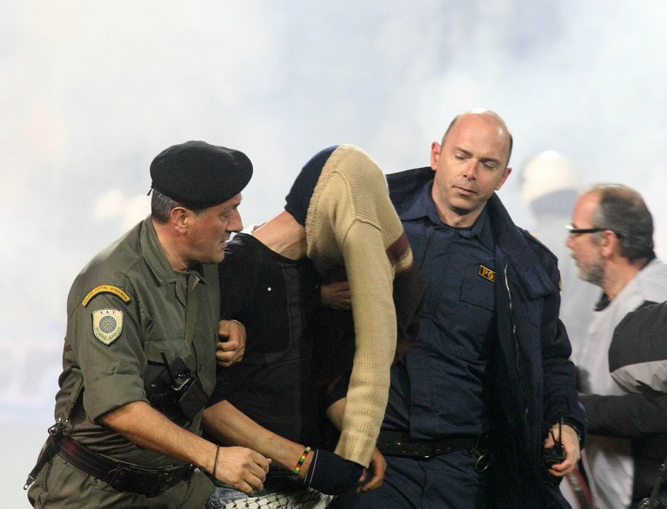 Τοπίο «πολέμου» στην Τούμπα - Τα επεισόδια στο ντέρμπι μέσα από εικόνες | iefimerida.gr 17