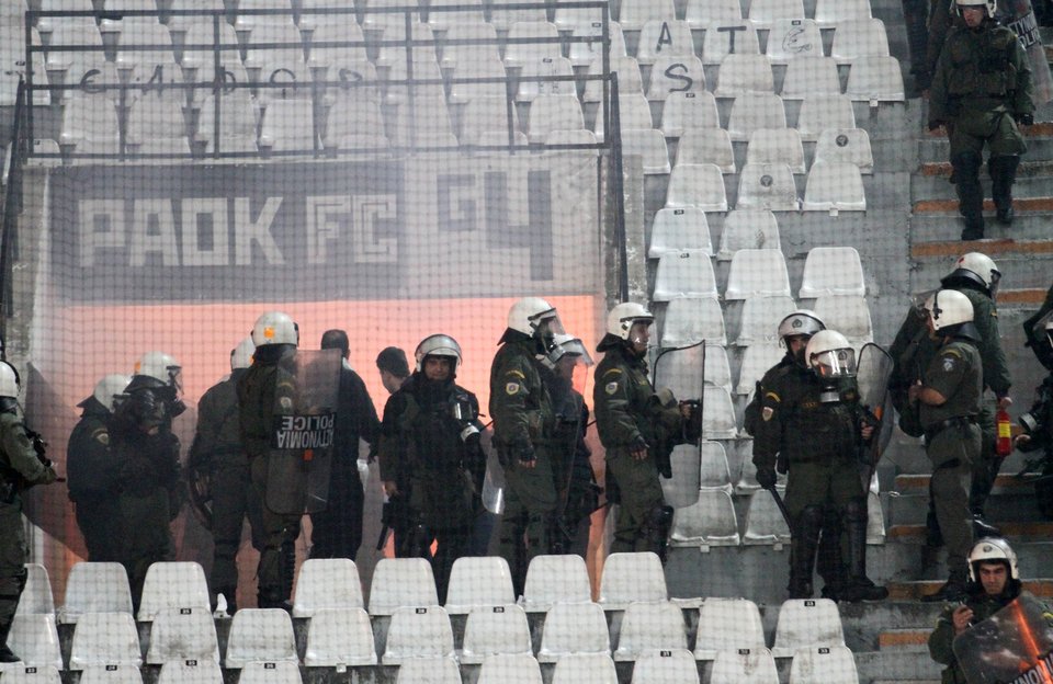 Τοπίο «πολέμου» στην Τούμπα - Τα επεισόδια στο ντέρμπι μέσα από εικόνες | iefimerida.gr 18