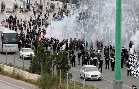 Ενταση με χημικά και φωτοβολίδες στο ΟΑΚΑ -Οι οπαδοί εκτόξευσαν καθίσματα στους αστυνομικούς | iefimerida.gr 0