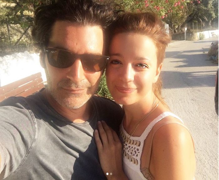 Ο Χριστόφορος Παπακαλιάτης φωτογραφίζεται αγκαλιά με γνωστή ηθοποιό στους Παξούς [εικόνες] | iefimerida.gr 0