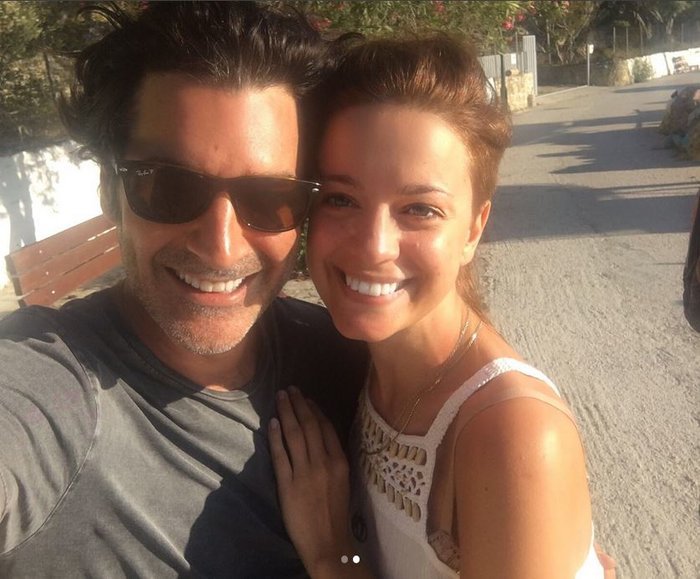 Ο Χριστόφορος Παπακαλιάτης φωτογραφίζεται αγκαλιά με γνωστή ηθοποιό στους Παξούς [εικόνες] | iefimerida.gr 1