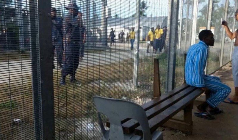 Βίαιη εκκένωση του κέντρου κράτησης προσφύγων στην Παπούα Νέα Γουινέα [εικόνες] | iefimerida.gr 1