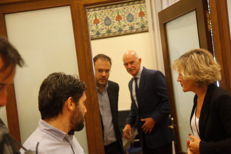 Συνάντηση Παπανδρέου-Θεοχαρόπουλου στη Βουλή [εικόνες] | iefimerida.gr 0