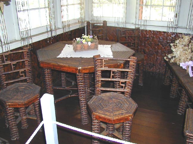 Σπίτι φτιαγμένο από εφημερίδες: Με χάρτινα έπιπλα και χάρτινες κουρτίνες [εικόνες]  | iefimerida.gr 1