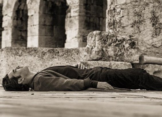 Ο Χριστόφορος Παπακαλιάτης ξαπλωμένος στο Ηρώδειο [εικόνα] | iefimerida.gr 0