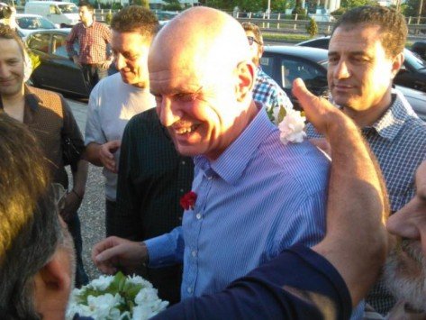 Εραναν τον Παπανδρέου με γαρύφαλλα και γαρδένιες στο Αγρίνιο! [εικόνες] | iefimerida.gr 0